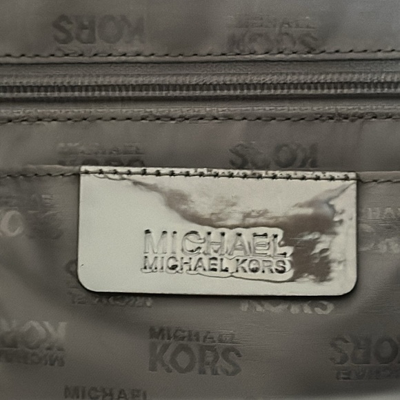 MICHAEL MICHAEL KORS Jet Set Signature Mirrored Metallic Pewter Tote Bag - Picture 12 of 16